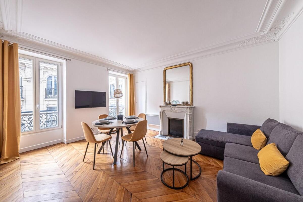 P4 Appart Parisien Proche Champs Elysees Apartment
